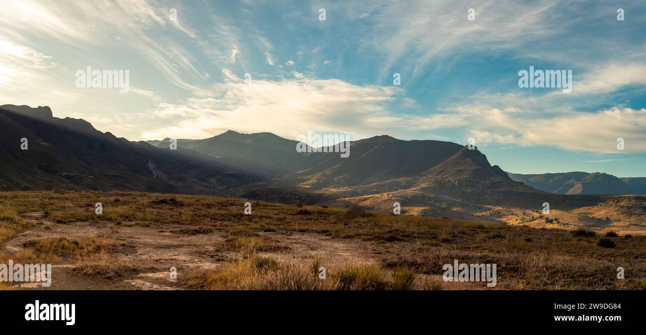 La lumière du soleil traverse les montagnes du Lesotho reculé Banque D'Images