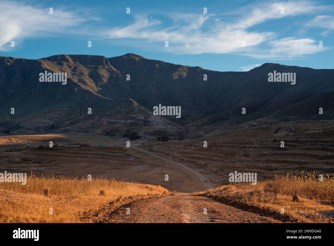 Un chemin de terre entre Daliwe et Quthing, Lesotho Banque D'Images