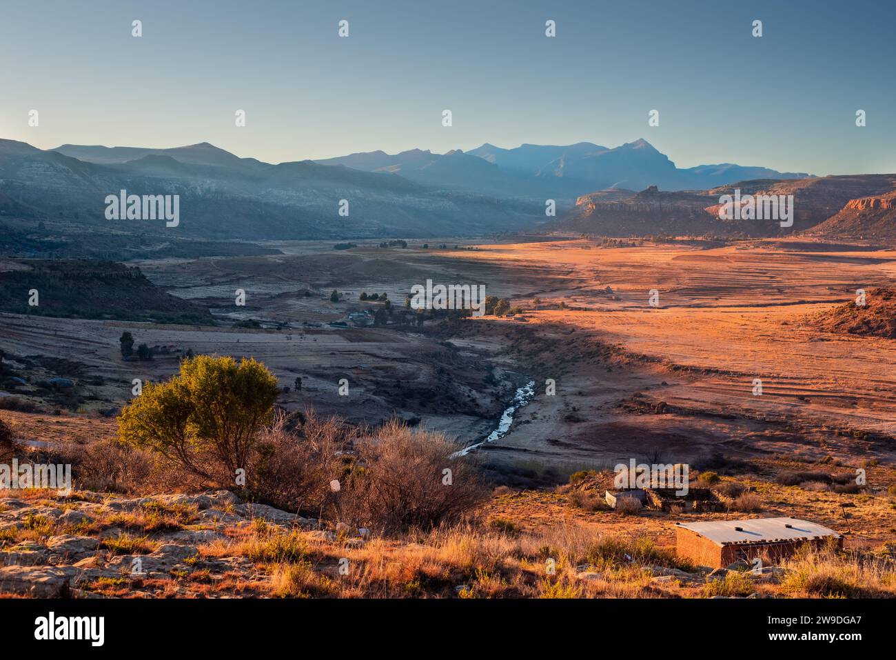 Montagnes et vallée trempées dans la lumière dorée, Lesotho Banque D'Images