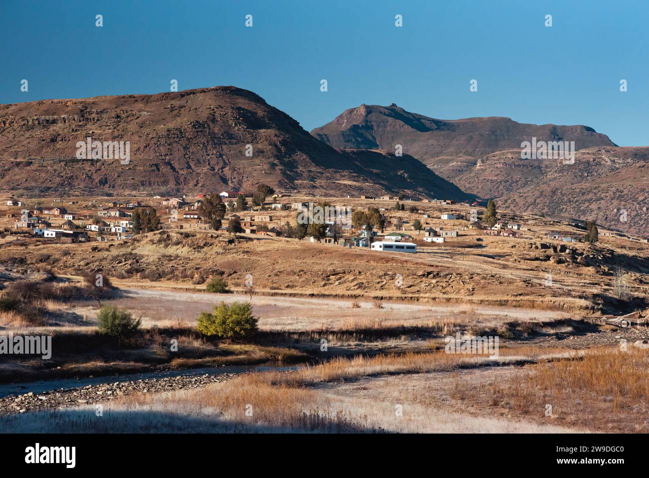 Un village isolé au milieu des montagnes dans le Lesotho rural Banque D'Images