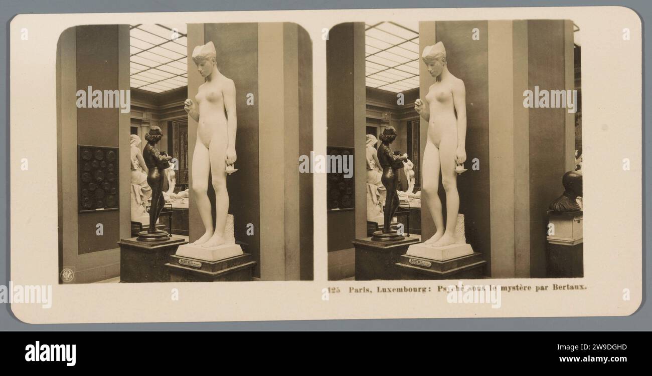 Sculpture d'Hélène Bertaux au Musée du Luxembourg à Paris, représentant psyché, Neue Photographic Gesellschaft, en ou après 1895 - c. 1905 Stereograph Luxembourg Cardboard. support photographique gélatine argentique exposition permanente, musée. sculpture. Psyché Banque D'Images
