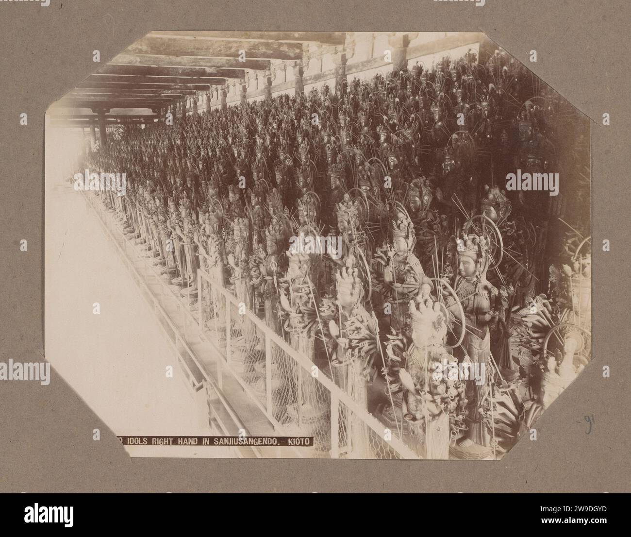 Statues en bois de la déesse Kannon dans le temple Sanjusangen-do à Kyoto, Japon, c. 1890 - en 1903 ou avant photographie cette photo fait partie d'un album. Kyoto paper. Support photographique albumen print temple, sanctuaire  Hindouisme, Bouddhisme, Jaïnisme. pièce de sculpture, reproduction d'une pièce de sculpture. Représentations  déesses, demi-déesses, héroïnes, etc. (Religions non chrétiennes) Kyoto Banque D'Images
