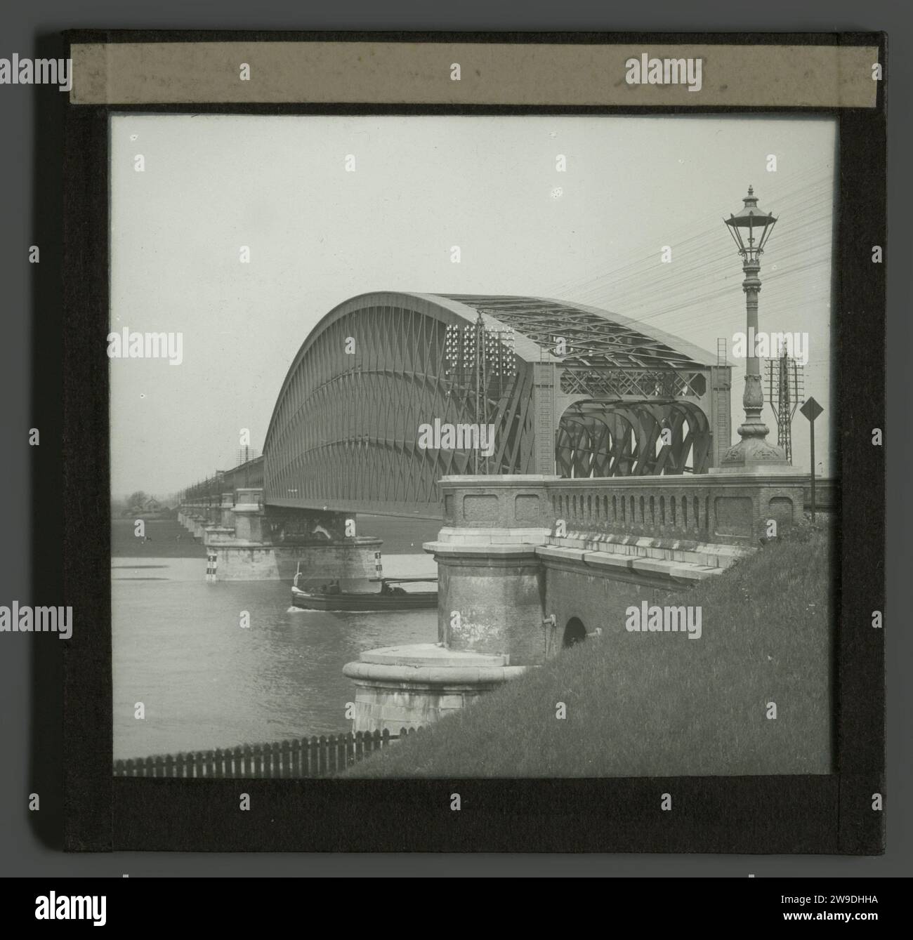 Pont sur le Lek à Culemborg, Anonyme, v. 1890 - v. 1905 photographie. Lanterne toboggan Culemborg pont en verre. Chemin de fer, tramway ; chemin de fer à crémaillère Culemborg. Fuite. Kuilenburgse Spoorbrug Banque D'Images