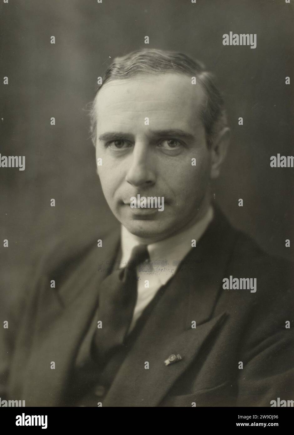 Portrait de Pètrus Jan Rienstra van Stuyvesande (1905-1980), c. 1930 - c. 1940 photographie papier néerlandais. support photographique. carton gélatine argent imprimer des personnes historiques (portraits et scènes de la vie) Banque D'Images