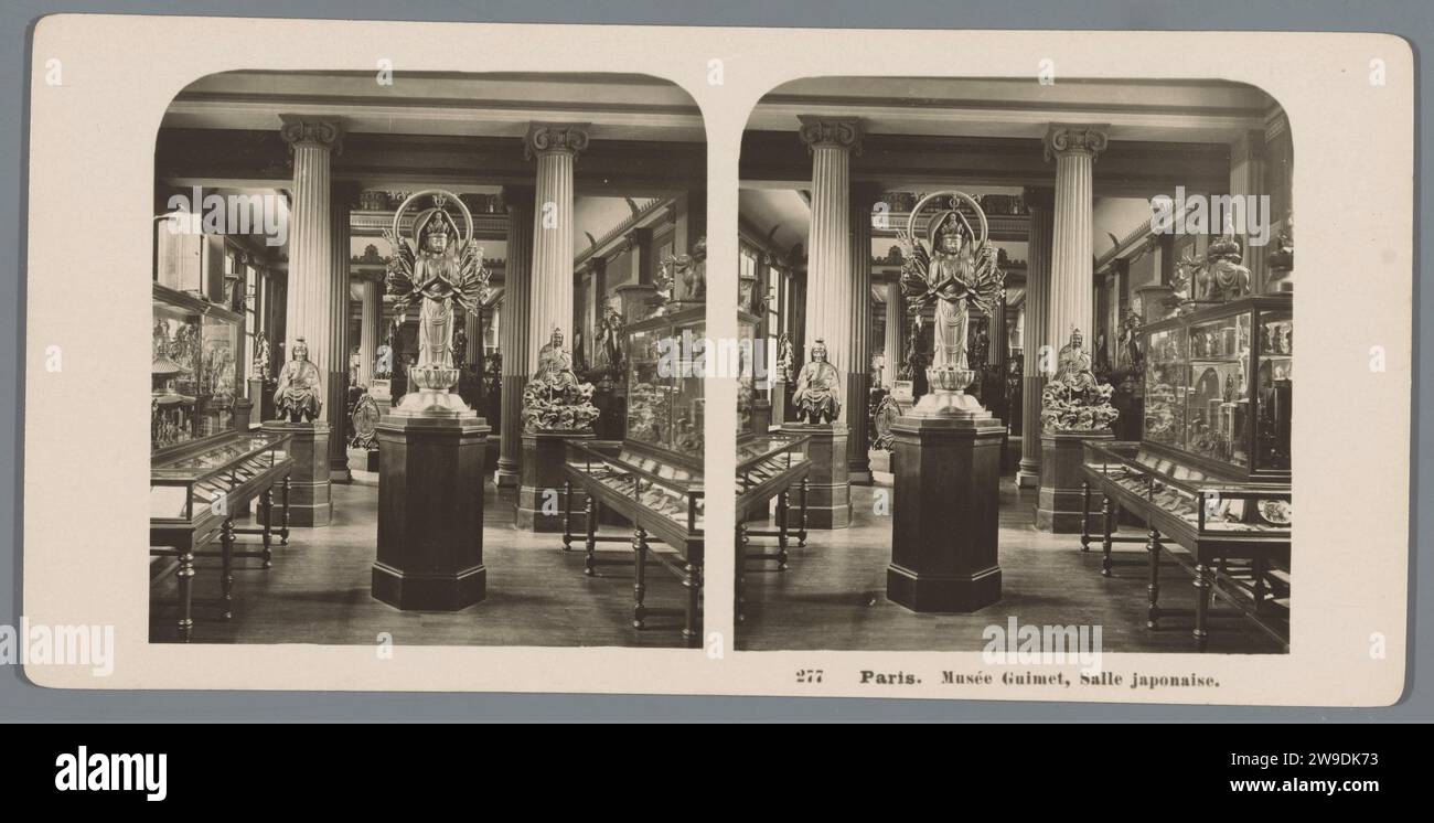 Salle avec des objets du Japon dans le Musée Guimet à Paris, Neue Photographic Gesellschaft, 1903 stéréographe musée Guimet carton. sculpture photographique imprimée à base de gélatine argentique. Bouddha, fondateur du bouddhisme. exposition permanente, musée Banque D'Images