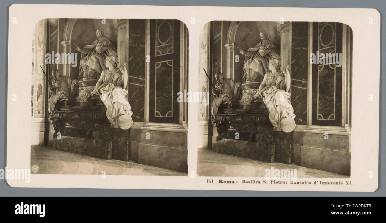 Tombe du pape Innocent XI dans le Sint-Pietersbasiliek dans la Cité du Vatican, Neue Photographic Gesellschaft, c. 1900 - c. 1910 stéréographe St. Carton de la basilique de Pierre. support photographique gélatine impression argent tombe, tombe. intérieur de l'église Banque D'Images
