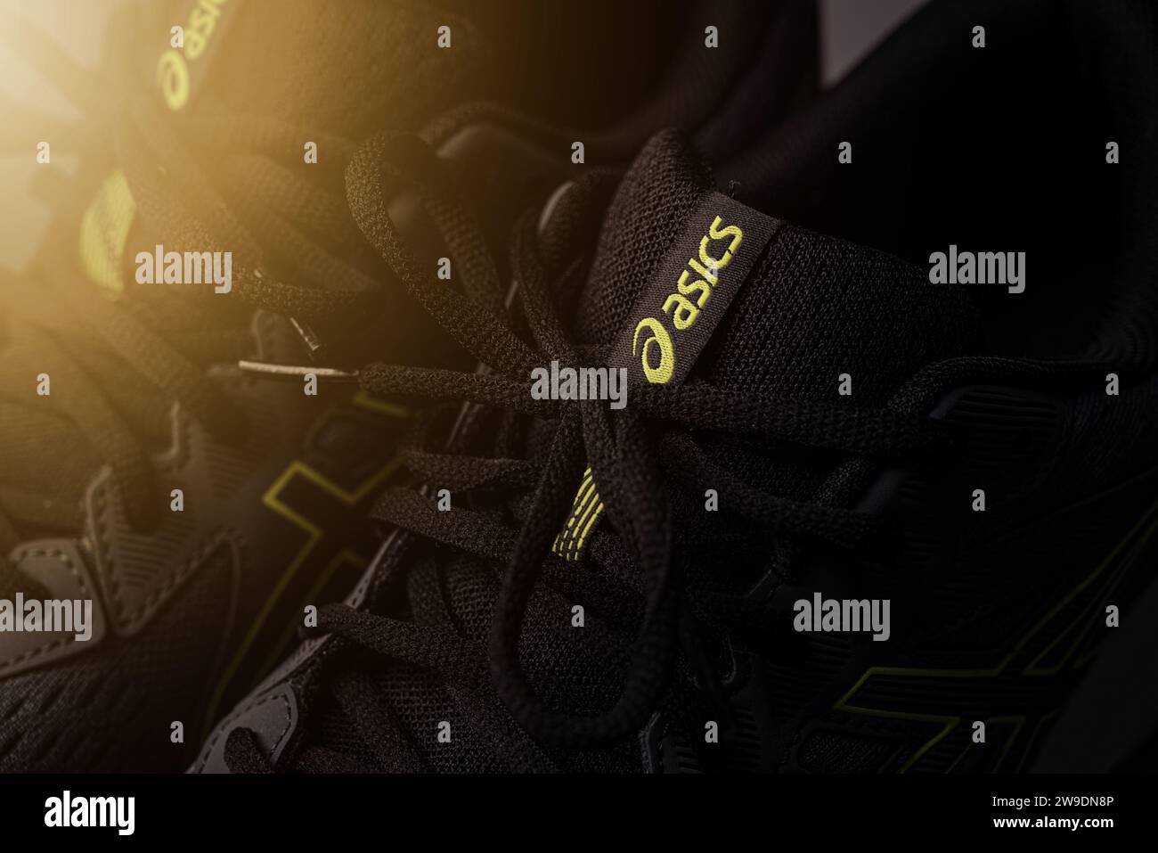 Antalya, Turquie - 28 novembre 2023 : gros plan du logo sur les chaussures de running Asics Banque D'Images