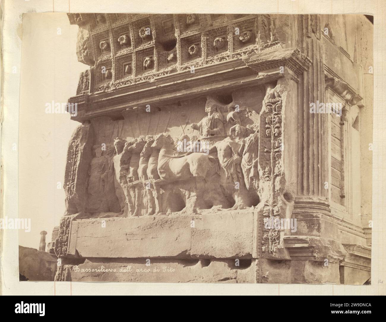 Relief de basse sur l'arc Titus sur le forum Romanum à Rome, c. 1880 - c. 1900 photographie partie de l'album des artistes français. Papier forum romain. support photographique albumen print sculpture (+ relief  sculpture). Arc de triomphe Rome. Forum Romanum. Titus Bow Banque D'Images