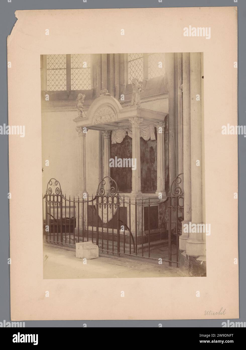 Monument Graf dans le Dom van Utrecht, Anonyme (Monumentenzorg) (attribué à), 1891 photographie Dom Van Utrecht support photographique. gravure d'albumen carton tombe-bâtiment, tombe monumentale. Intérieur de l'église Dom Van Utrecht Banque D'Images