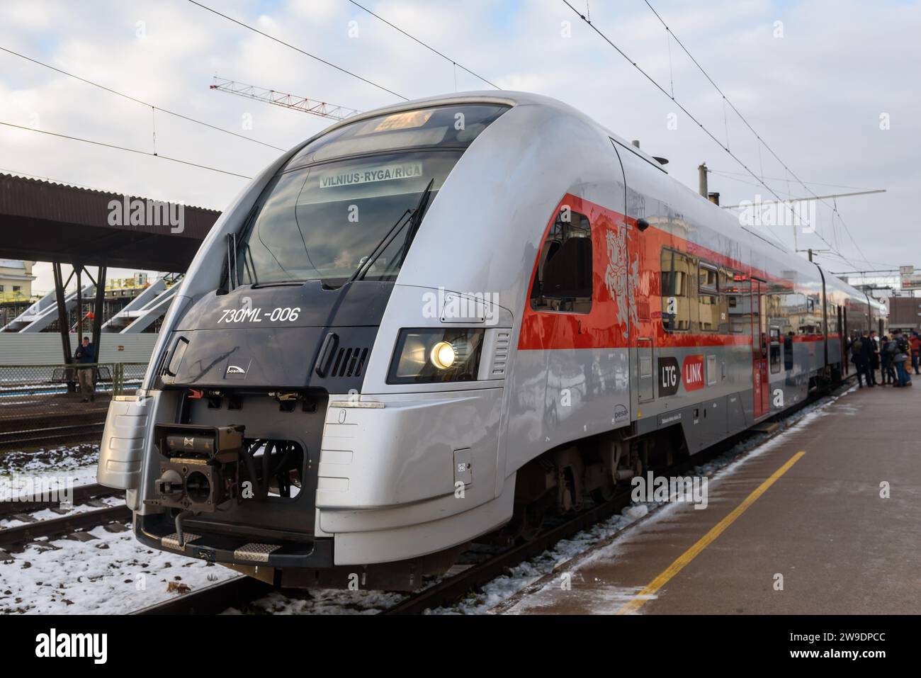 RIGA, Lettonie. 27 décembre 2023. La première ministre lituanienne Ingrida Simonyte arrive à Riga par la nouvelle ligne ferroviaire internationale Vilnius-Riga. Crédit : Gints Ivuskans/Alamy Live News Banque D'Images