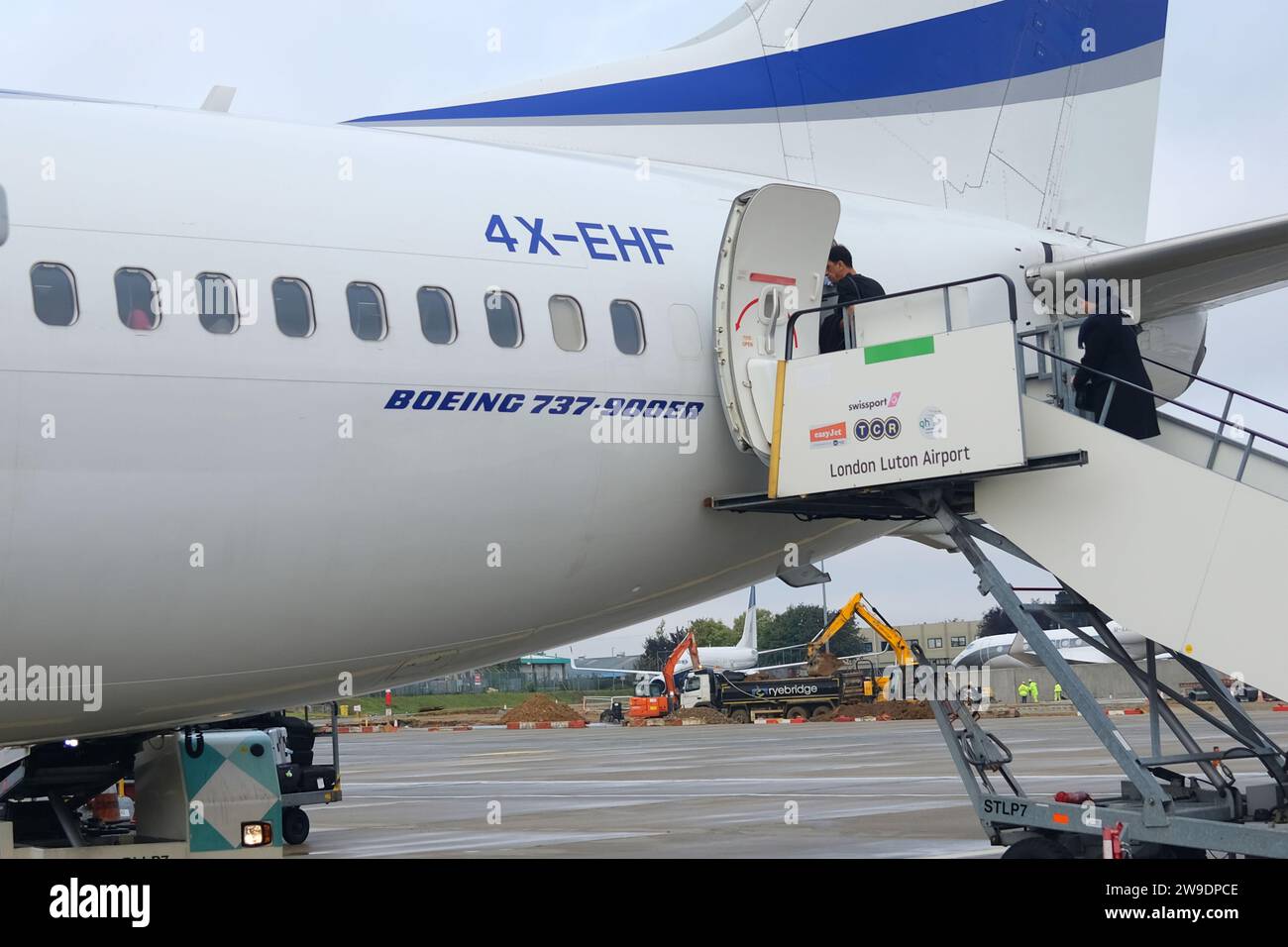 Vue latérale de l'arrière d'un Boeing 737 900ER d'El Al immatriculé 4X-EHF assis sur le Tarmac à l'aéroport de Luton avant le départ pour tel Aviv, Israël Banque D'Images