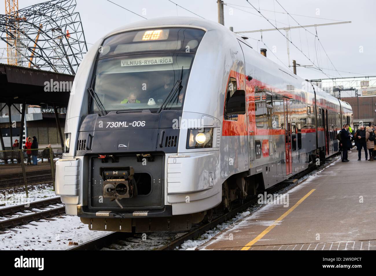 RIGA, Lettonie. 27 décembre 2023. La première ministre lituanienne Ingrida Simonyte arrive à Riga par la nouvelle ligne ferroviaire internationale Vilnius-Riga. Crédit : Gints Ivuskans/Alamy Live News Banque D'Images