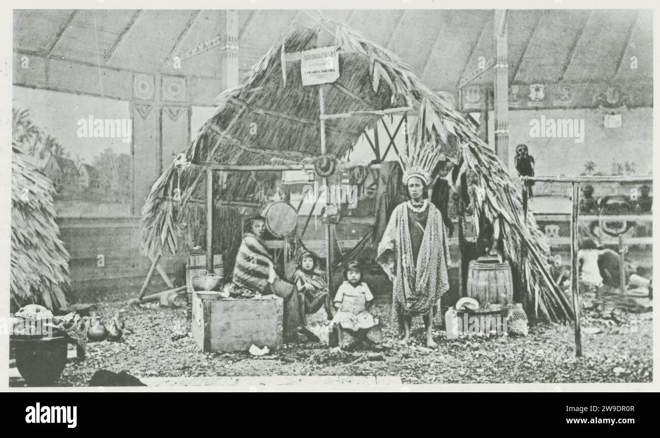 Portrait de groupe de la famille Ka-Ja-Roe à l'exposition coloniale, Amsterdam 1883, Friedrich Carel Hisgen, 1883-1884 impression photomécanique Portrait de groupe de la famille Ka-Ja-Roe, Caraïbes du Suriname, photographié sur l'exposition internationale coloniale et commerciale, Amsterdam 1883. Amsterdam Paper collotype World Fair, exposition mondiale. Peuples autochtones d'Amérique du Sud. Personnages historiques Amsterdam Banque D'Images