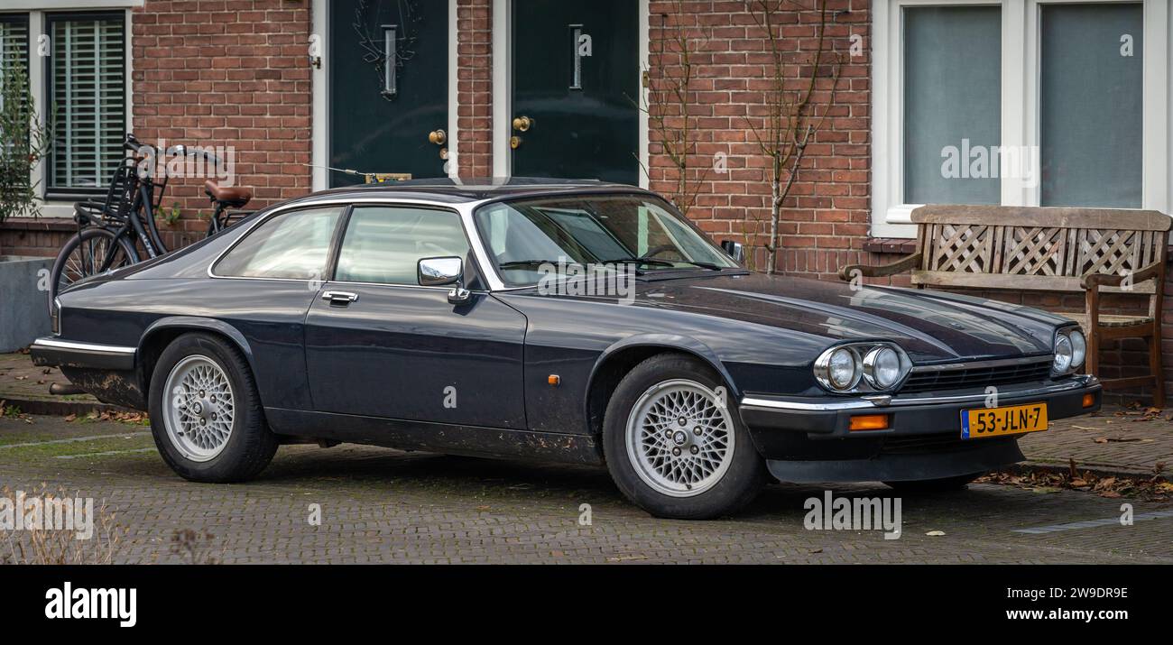 Naarden, pays-Bas, 25.12.2023, Classic Jaguar XJS 3,6 de 1991 garé dans la rue Banque D'Images