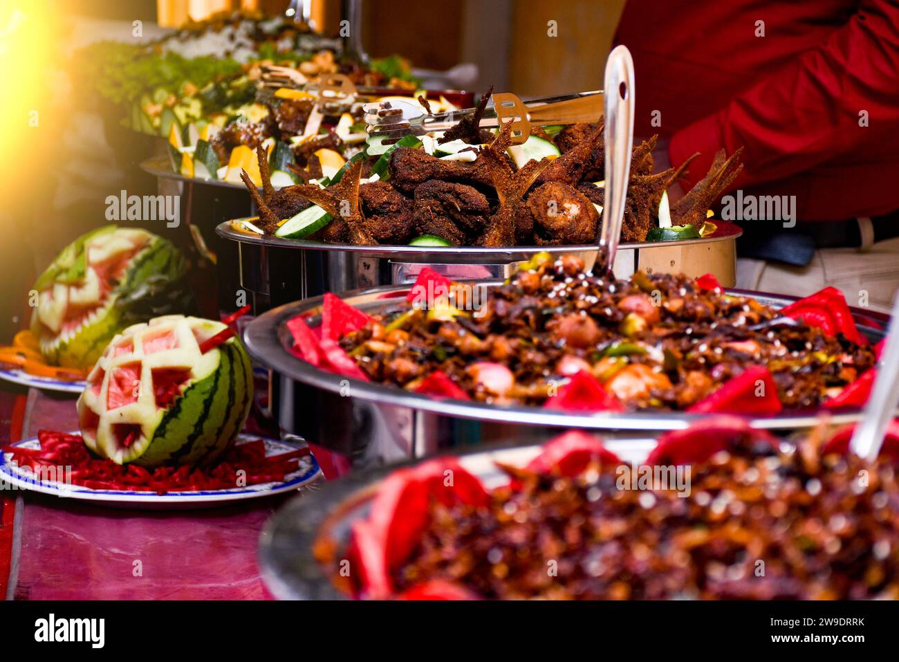 sri lankan buffet de nourriture self-service sinhala srilanka srilankan lanka curry restaurant repas traditionnel riz et table Banque D'Images