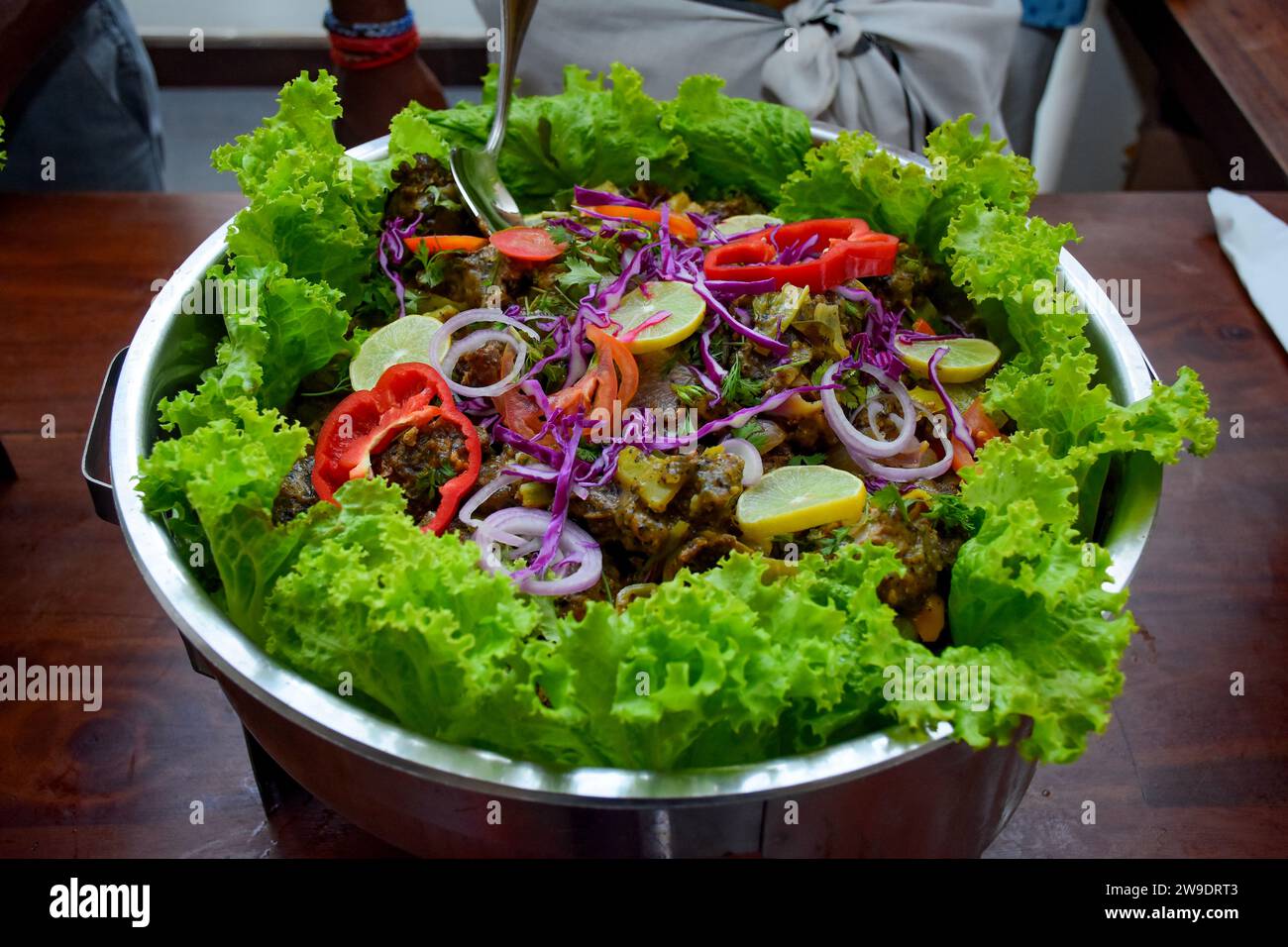 Savoureux curry de mouton de cuisine indienne au buffet, décorations Orange Slice. Banque D'Images