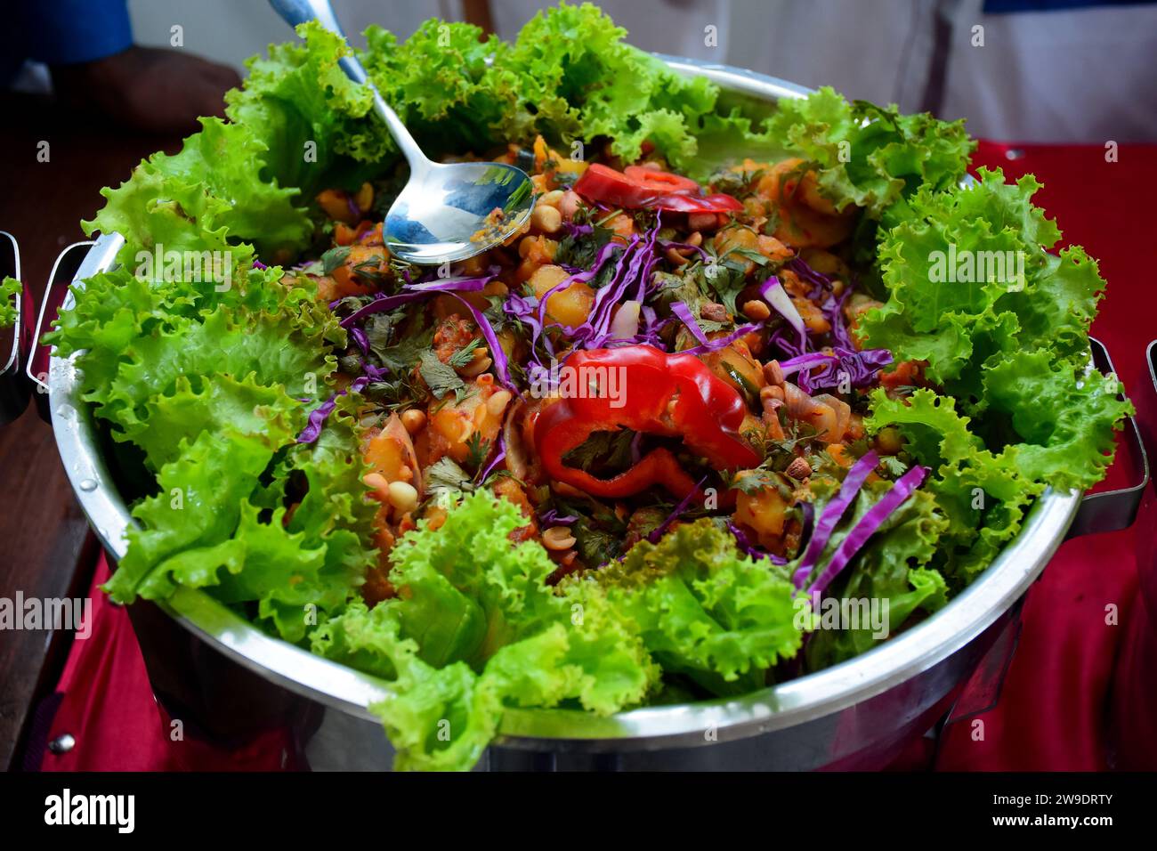 Savoureux plat de curry de poulet beurre de cuisine indienne au buffet, décorations Orange Slice. Banque D'Images