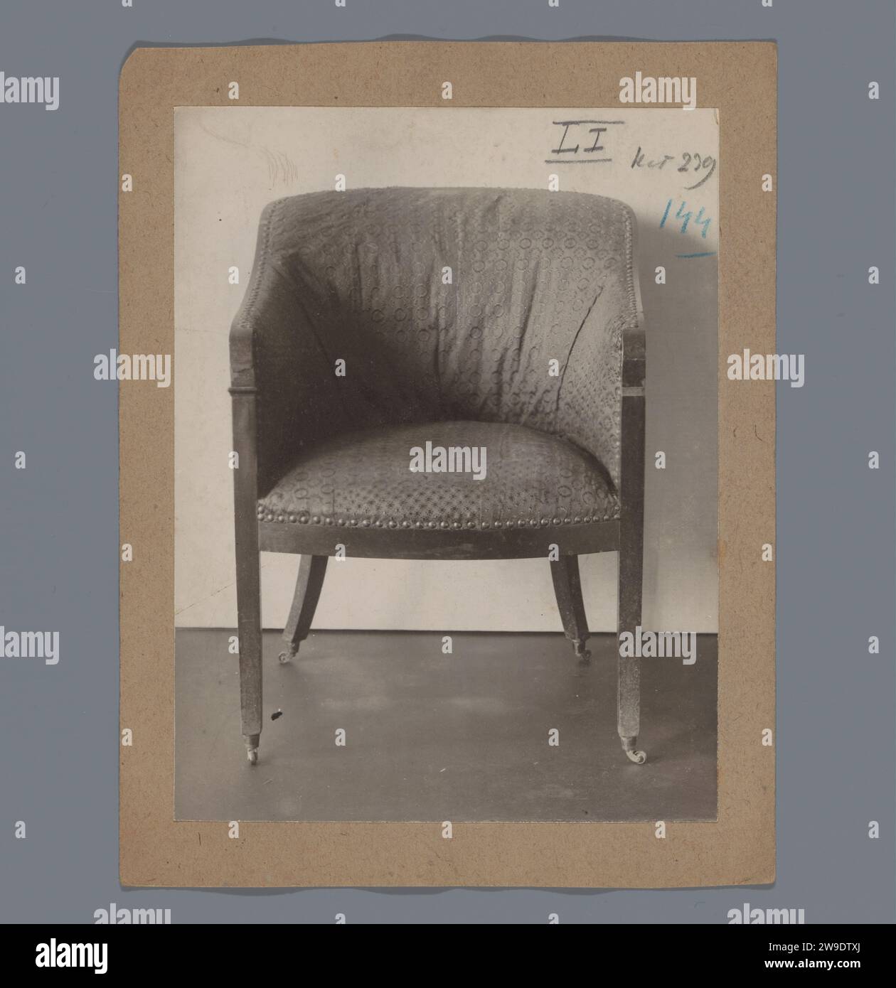 Fauteuil avec roues sous les jambes, c. 1875 - c. 1900 photographie chaise de support photographique Banque D'Images