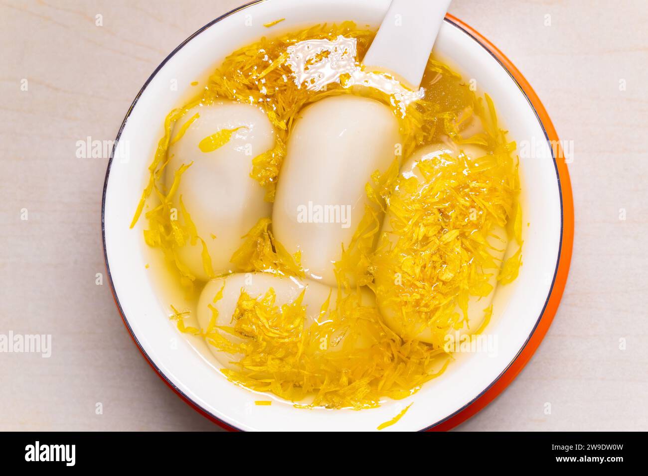 Vue de dessus bol de boules de riz gluant Chrysanthemum à composition horizontale Banque D'Images