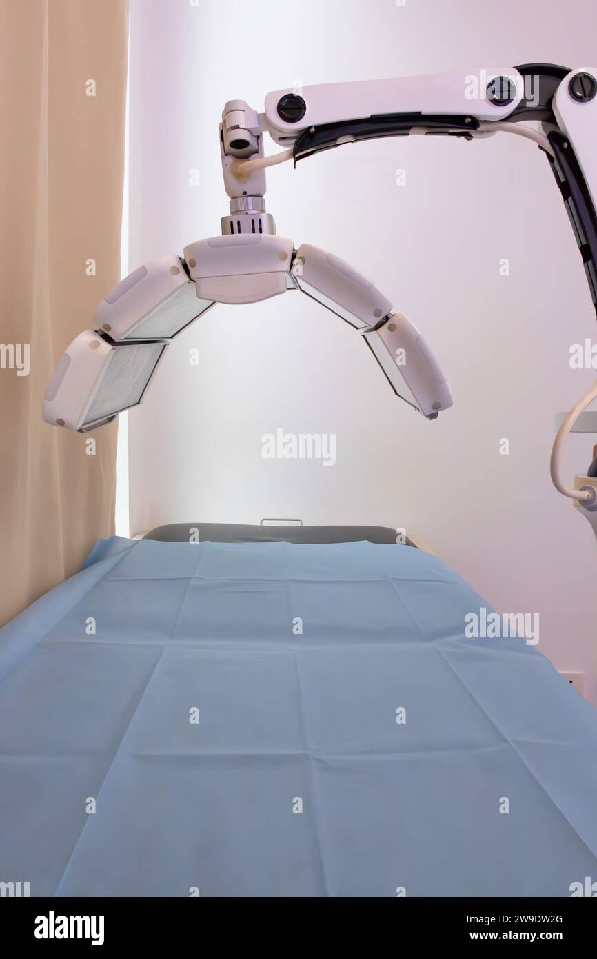 dispositif de thérapie laser rouge et bleu dans un hôpital à composition verticale Banque D'Images
