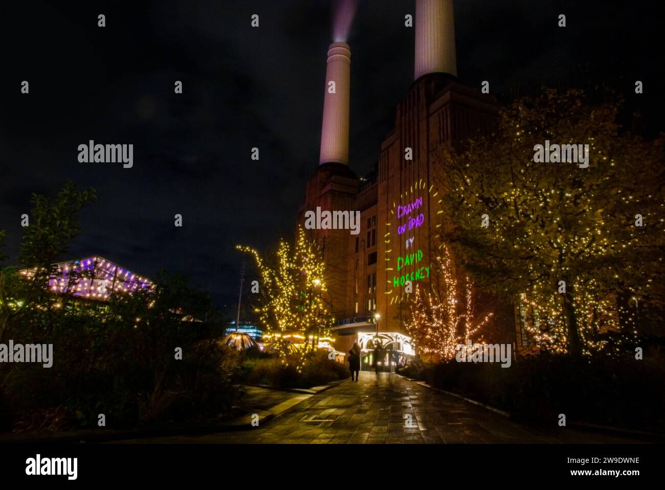 Des designs de Noël ipad projetés sur les cheminées emblématiques de Battersea Power Station à Noël 2023 Banque D'Images