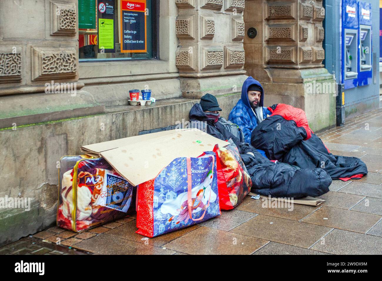 Rudes dormeurs à Preston, Lancashire. UK Météo. 27 décembre 2023. Magasins de vente de Noël, shopping sur une journée humide et en rafales dans le centre-ville. Crédit MediaWorldImages/AlamyLiveNews Banque D'Images