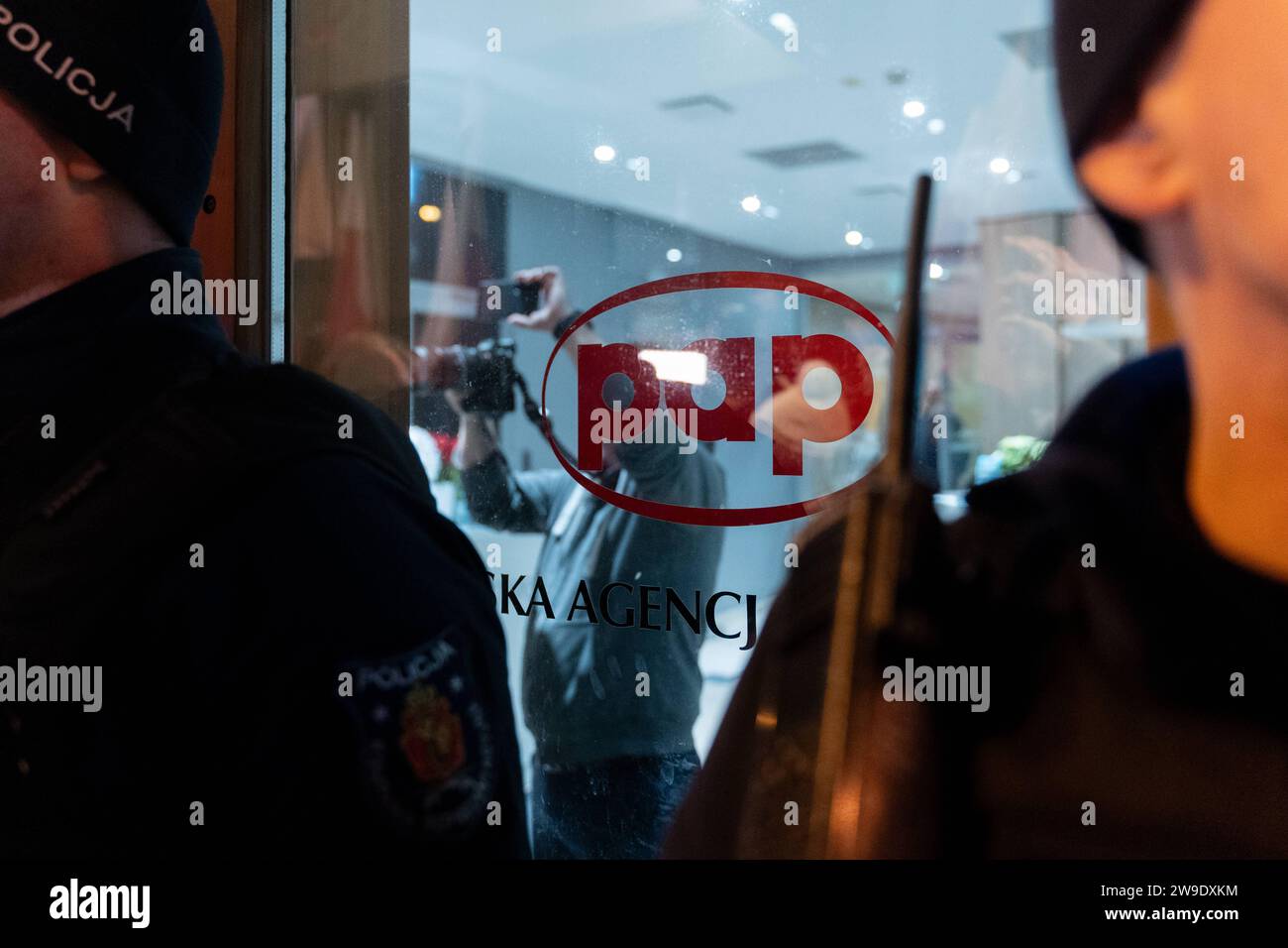 L'illustration montre le logo du PAP lors de la manifestation en cours contre la décision de la coalition pro-européenne nouvellement élue de réimposer l'intégrité et l'objectivité dans les médias publics. Varsovie Pologne manifestation pour la défense de TVP. 2023/12/26 Copyright : xMarekxAntonixIwanczukx MAI08643 Banque D'Images