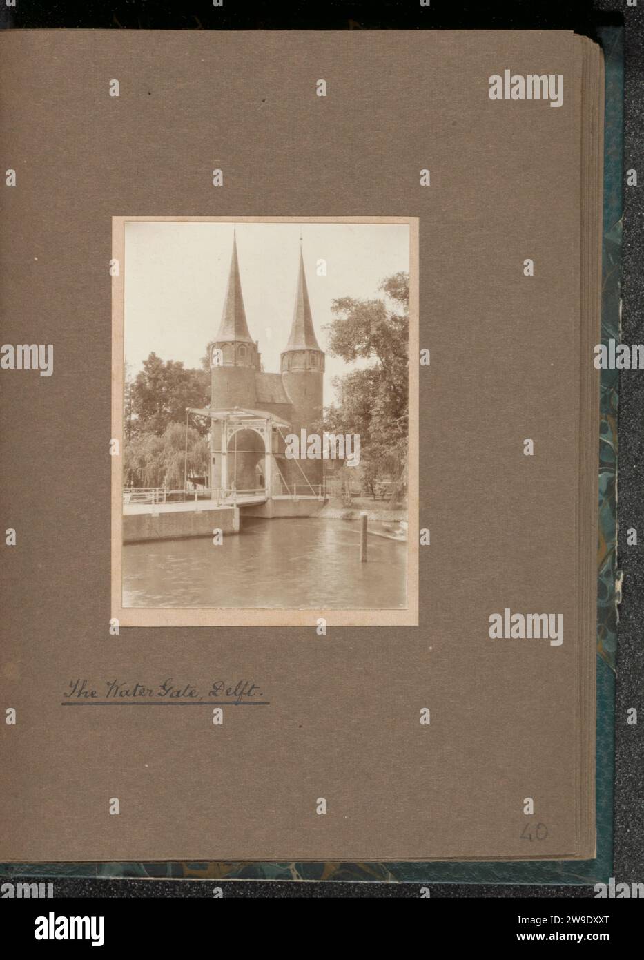 Oostpoort et Brug à Delft, 1912 photographie partie de l'album photo de l'excursion aux pays-Bas de l'association britannique de photographes amateurs P.C.U.K. Delft support photographique gélatine argentique voyage ; tourisme. city-gate. pont. Château d'eau Delft. Oostpoort Banque D'Images