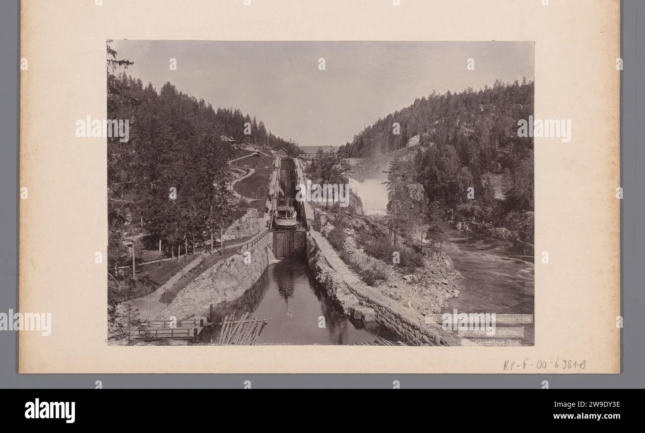 Bandakkanals ', Telemark [ou Telemarken], Norvège, dans ou après 1896 - c. 1915 photographie bateau qui navigue à travers Sluis, avec la rivière à côté. Le canal Telemark (canaux Telemark) en Norvège se compose de deux canaux, le canal Norsjø-Skien avec écluses et Løveid, construit entre 1854 et 1861, est le plus ancien des deux canaux. L'autre canal que nous voyons sur la photo et le canal Bandak-Norsjø est ouvert en 1892 = Terminus Post Quem. Support photographique pour ski. carton Banque D'Images