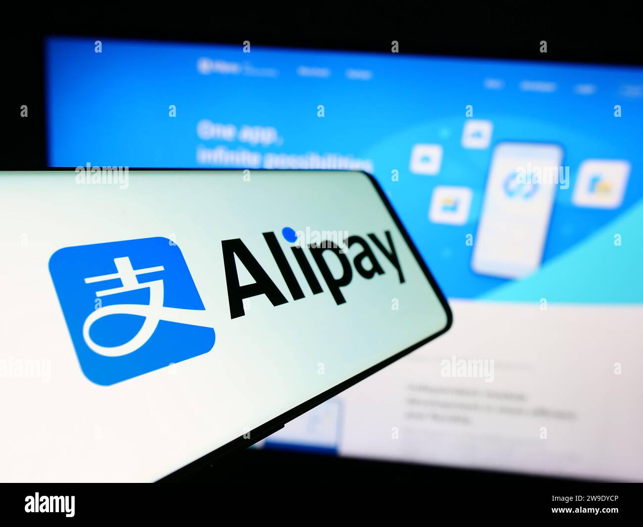 Smartphone avec logo de la société chinoise de plate-forme de paiement Alipay en face du site Web de l'entreprise. Concentrez-vous sur le centre gauche de l'écran du téléphone. Banque D'Images