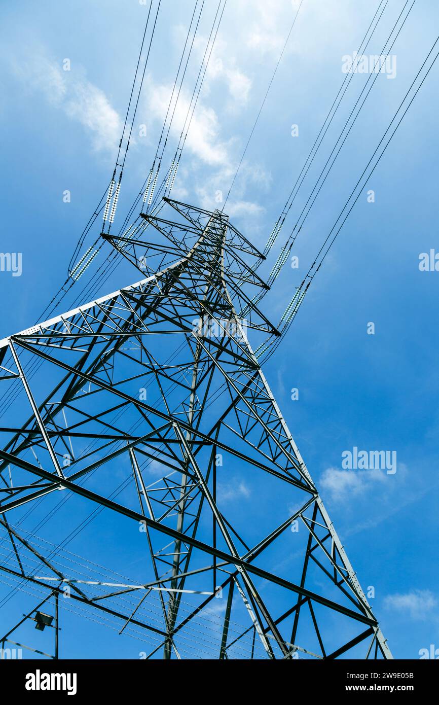 Pylône électrique contre un ciel bleu, Londres, Royaume-Uni Banque D'Images