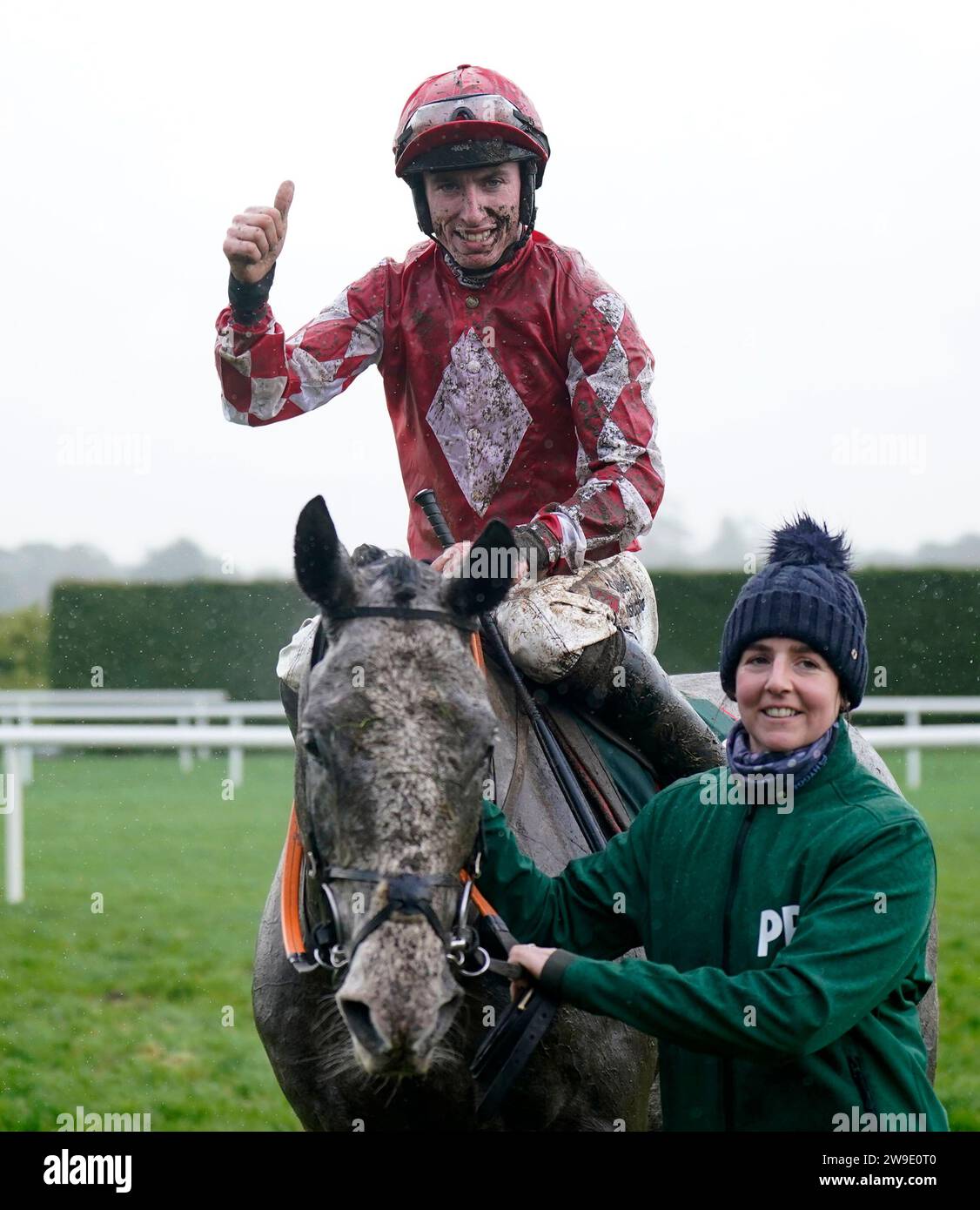 Jack Kennedy célèbre la victoire de Paddy Power future Champions Novice Hurdle sur Caldwell Potter lors de la deuxième journée du festival de Noël de Leopardstown à l'hippodrome de Leopardstown, Dublin. Date de la photo : mercredi 27 décembre 2023. Banque D'Images