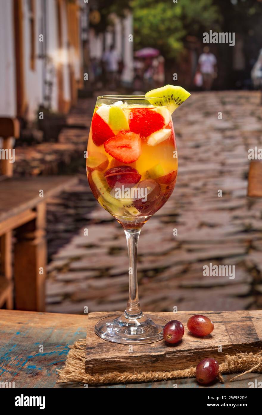Cocktail de fruits dans un verre sur le restaurant brésilien typique Banque D'Images