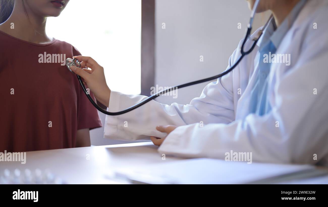 Les femmes psychologue asiatiques utilisent stéthoscope pour examiner le rythme cardiaque du patient et donner des conseils sur la thérapie de santé mentale tandis que le patient féminin stre Banque D'Images