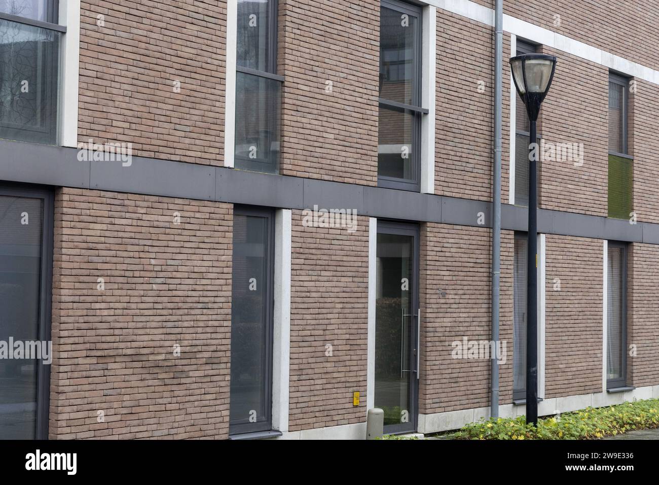 Brakel, Belgique. 27 décembre 2023. L'illustration montre des logements sociaux à Brakel, mercredi 27 décembre 2023. Le gouvernement flamand a décidé qu’à partir de 2025, les personnes qui travaillent auront la priorité pour louer des logements sociaux. Les locataires sociaux qui travaillent peuvent également recevoir une prime allant jusqu’à 2 500 euros. BELGA PHOTO NICOLAS MAETERLINCK crédit : Belga News Agency/Alamy Live News Banque D'Images