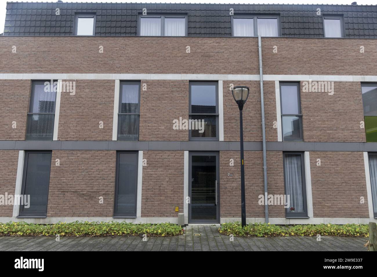 Brakel, Belgique. 27 décembre 2023. L'illustration montre des logements sociaux à Brakel, mercredi 27 décembre 2023. Le gouvernement flamand a décidé qu’à partir de 2025, les personnes qui travaillent auront la priorité pour louer des logements sociaux. Les locataires sociaux qui travaillent peuvent également recevoir une prime allant jusqu’à 2 500 euros. BELGA PHOTO NICOLAS MAETERLINCK crédit : Belga News Agency/Alamy Live News Banque D'Images