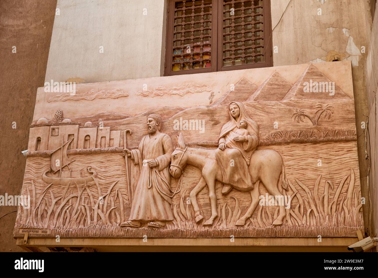 Une sculpture biblique dans un coin du quartier copte du vieux Caire Banque D'Images