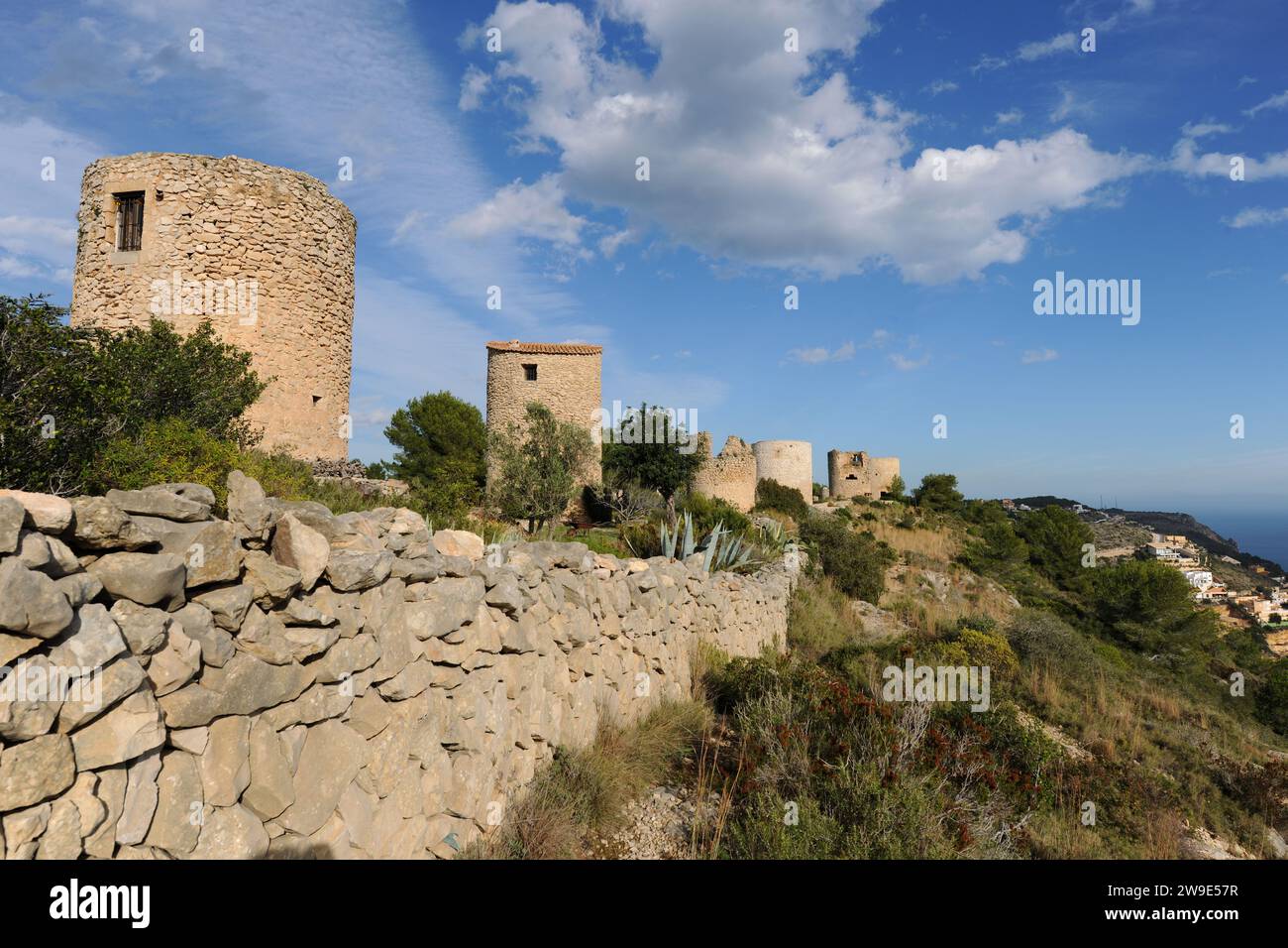 Moulins à vent en ruine et rénovés sur la Plana, Xabia sur la Costa Blanca, Espagne Banque D'Images