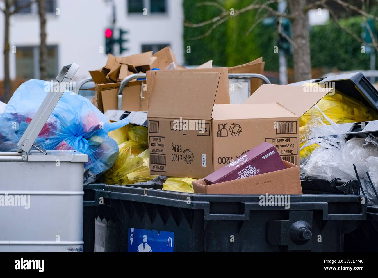 Düsseldorf 27.12.2023 recyclage Müll Abfall Wohlstandsmüll