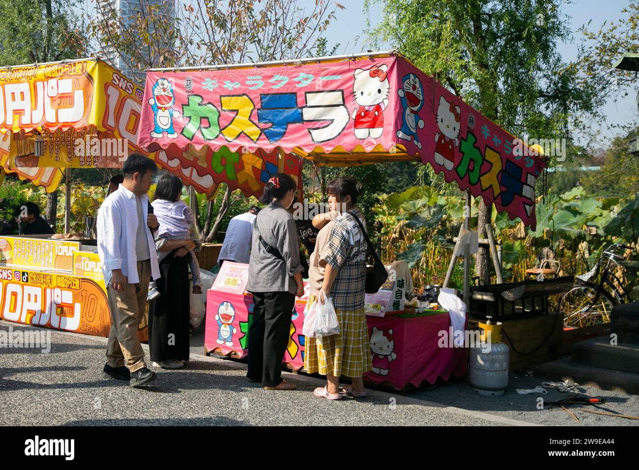 Tokyo, Japon ; 1 octobre 2023 : ambiance festive dans le parc Ueno de Tokyo un dimanche d'automne. Banque D'Images