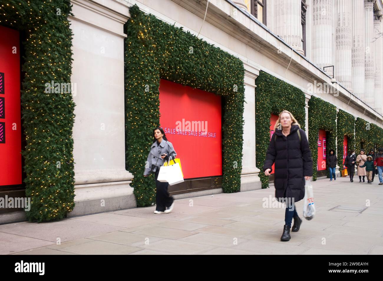 Oxford Street, Londres Royaume-Uni. 27 décembre 2023. La rue commerçante la plus achalandée d'Europe prend peu à peu vie avec les acheteurs qui cherchent des bonnes affaires dans les ventes saisonnières. Quelques grands magasins de détail sont restés fermés le lendemain de Noël, mais maintenant les détaillants espèrent une augmentation des ventes suite aux faibles chiffres de vente de Noël dans les magasins de grande rue. Banque D'Images