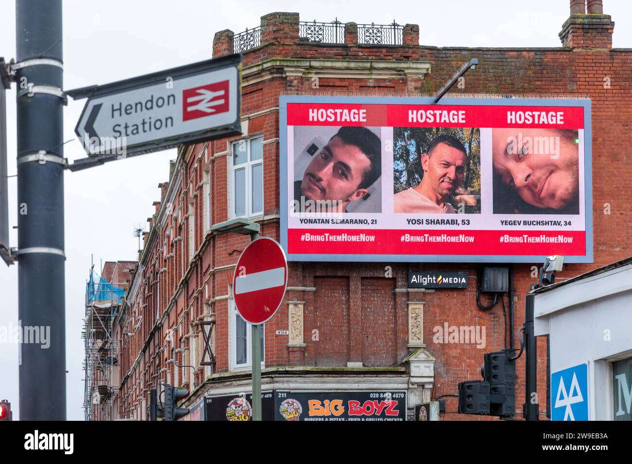 West Hendon, 27 décembre 2023. Une campagne rotative de panneaux d'affichage numérique par le Forum des otages et des familles disparues au Royaume-Uni, affichant des photos de quelques-uns des civils israéliens enlevés pris par le Hamas le 7 octobre 2023. La campagne vise à garder le sort des hommes, des femmes et des enfants toujours retenus en otage à Gaza sous les yeux du public. Photo par Amanda Rose/Alamy Live News Banque D'Images West Hendon, 27 décembre 2023. Une campagne rotative de panneaux d'affichage numérique par le Forum des otages et des familles disparues au Royaume-Uni, affichant des photos de quelques-uns des civils israéliens enlevés pris par le Hamas le 7 octobre 2023. La campagne vise à garder le sort des hommes, des femmes et des enfants toujours retenus en otage à Gaza sous les yeux du public. Photo par Amanda Rose/Alamy Live News Banque D'Images