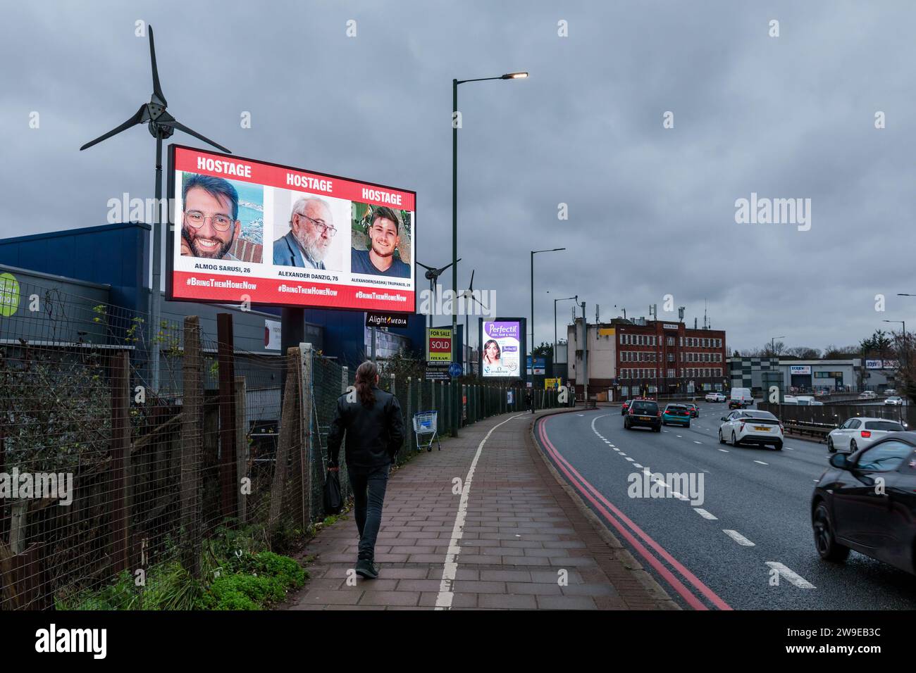 Propeller Park, 400 North Circular Road, 27 décembre 2023. Une campagne rotative de panneaux d'affichage numérique par le Forum des otages et des familles disparues au Royaume-Uni, affichant des photos de quelques-uns des civils israéliens enlevés pris par le Hamas le 7 octobre 2023. La campagne vise à garder le sort des hommes, des femmes et des enfants toujours retenus en otage à Gaza sous les yeux du public. Photo par Amanda Rose/Alamy Live News Banque D'Images Propeller Park, 400 North Circular Road, 27 décembre 2023. Une campagne rotative de panneaux d'affichage numérique par le Forum des otages et des familles disparues au Royaume-Uni, affichant des photos de quelques-uns des civils israéliens enlevés pris par le Hamas le 7 octobre 2023. La campagne vise à garder le sort des hommes, des femmes et des enfants toujours retenus en otage à Gaza sous les yeux du public. Photo par Amanda Rose/Alamy Live News Banque D'Images