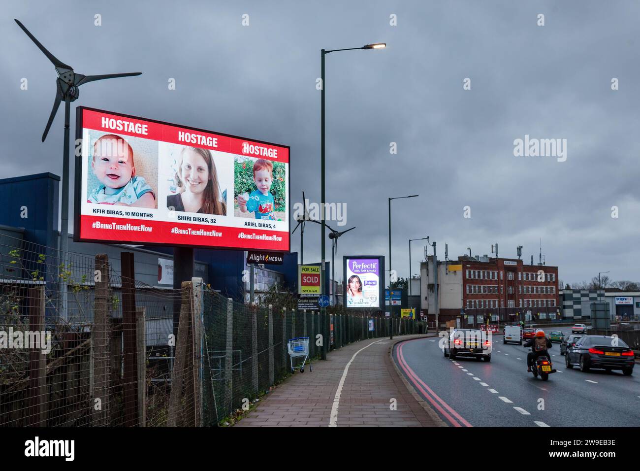 Propeller Park, 400 North Circular Road, 27 décembre 2023. Une campagne rotative de panneaux d'affichage numérique par le Forum des otages et des familles disparues au Royaume-Uni, affichant des photos de quelques-uns des civils israéliens enlevés pris par le Hamas le 7 octobre 2023. La campagne vise à garder le sort des hommes, des femmes et des enfants toujours retenus en otage à Gaza sous les yeux du public. Photo par Amanda Rose/Alamy Live News Banque D'Images Propeller Park, 400 North Circular Road, 27 décembre 2023. Une campagne rotative de panneaux d'affichage numérique par le Forum des otages et des familles disparues au Royaume-Uni, affichant des photos de quelques-uns des civils israéliens enlevés pris par le Hamas le 7 octobre 2023. La campagne vise à garder le sort des hommes, des femmes et des enfants toujours retenus en otage à Gaza sous les yeux du public. Photo par Amanda Rose/Alamy Live News Banque D'Images