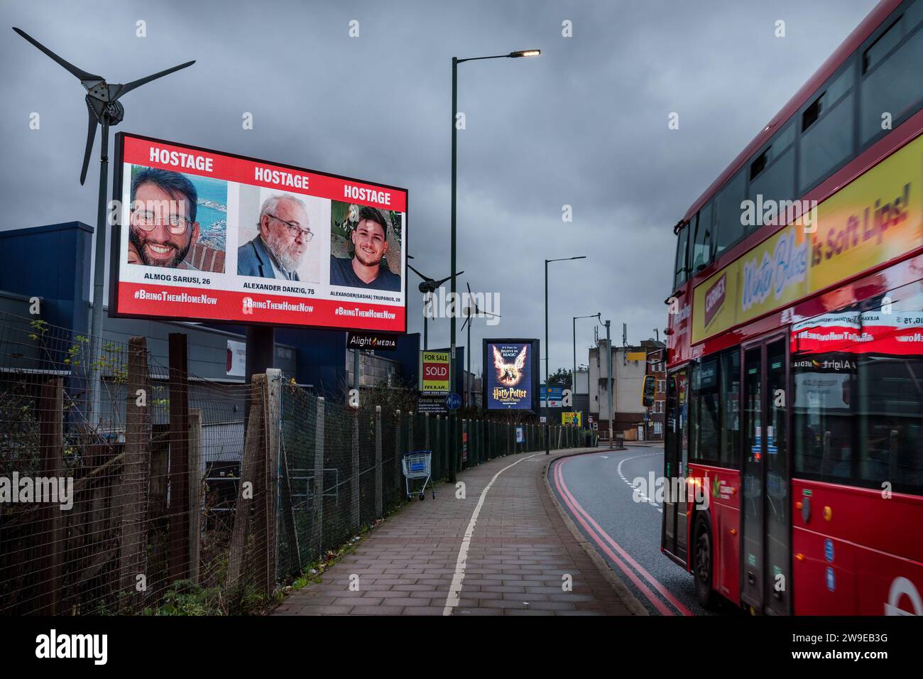 Propeller Park, 400 North Circular Road, 27 décembre 2023. Une campagne rotative de panneaux d'affichage numérique par le Forum des otages et des familles disparues au Royaume-Uni, affichant des photos de quelques-uns des civils israéliens enlevés pris par le Hamas le 7 octobre 2023. La campagne vise à garder le sort des hommes, des femmes et des enfants toujours retenus en otage à Gaza sous les yeux du public. Photo par Amanda Rose/Alamy Live News Banque D'Images Propeller Park, 400 North Circular Road, 27 décembre 2023. Une campagne rotative de panneaux d'affichage numérique par le Forum des otages et des familles disparues au Royaume-Uni, affichant des photos de quelques-uns des civils israéliens enlevés pris par le Hamas le 7 octobre 2023. La campagne vise à garder le sort des hommes, des femmes et des enfants toujours retenus en otage à Gaza sous les yeux du public. Photo par Amanda Rose/Alamy Live News Banque D'Images