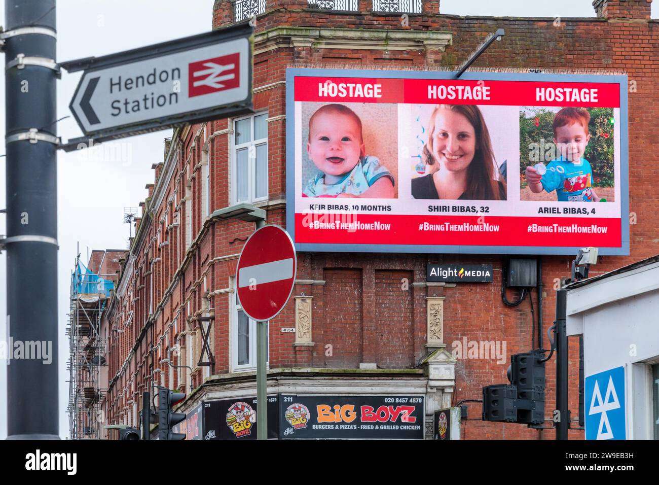 West Hendon, 27 décembre 2023. Une campagne rotative de panneaux d'affichage numérique par le Forum des otages et des familles disparues au Royaume-Uni, affichant des photos de quelques-uns des civils israéliens enlevés pris par le Hamas le 7 octobre 2023. La campagne vise à garder le sort des hommes, des femmes et des enfants toujours retenus en otage à Gaza sous les yeux du public. Photo par Amanda Rose/Alamy Live News Banque D'Images West Hendon, 27 décembre 2023. Une campagne rotative de panneaux d'affichage numérique par le Forum des otages et des familles disparues au Royaume-Uni, affichant des photos de quelques-uns des civils israéliens enlevés pris par le Hamas le 7 octobre 2023. La campagne vise à garder le sort des hommes, des femmes et des enfants toujours retenus en otage à Gaza sous les yeux du public. Photo par Amanda Rose/Alamy Live News Banque D'Images