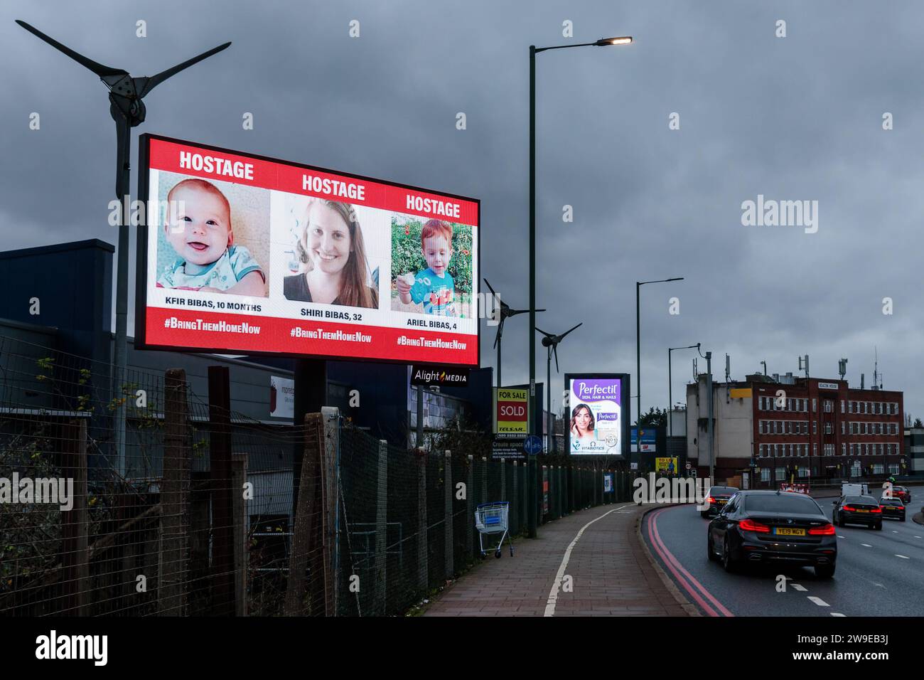 Propeller Park, 400 North Circular Road, 27 décembre 2023. Une campagne rotative de panneaux d'affichage numérique par le Forum des otages et des familles disparues au Royaume-Uni, affichant des photos de quelques-uns des civils israéliens enlevés pris par le Hamas le 7 octobre 2023. La campagne vise à garder le sort des hommes, des femmes et des enfants toujours retenus en otage à Gaza sous les yeux du public. Photo par Amanda Rose/Alamy Live News Banque D'Images Propeller Park, 400 North Circular Road, 27 décembre 2023. Une campagne rotative de panneaux d'affichage numérique par le Forum des otages et des familles disparues au Royaume-Uni, affichant des photos de quelques-uns des civils israéliens enlevés pris par le Hamas le 7 octobre 2023. La campagne vise à garder le sort des hommes, des femmes et des enfants toujours retenus en otage à Gaza sous les yeux du public. Photo par Amanda Rose/Alamy Live News Banque D'Images