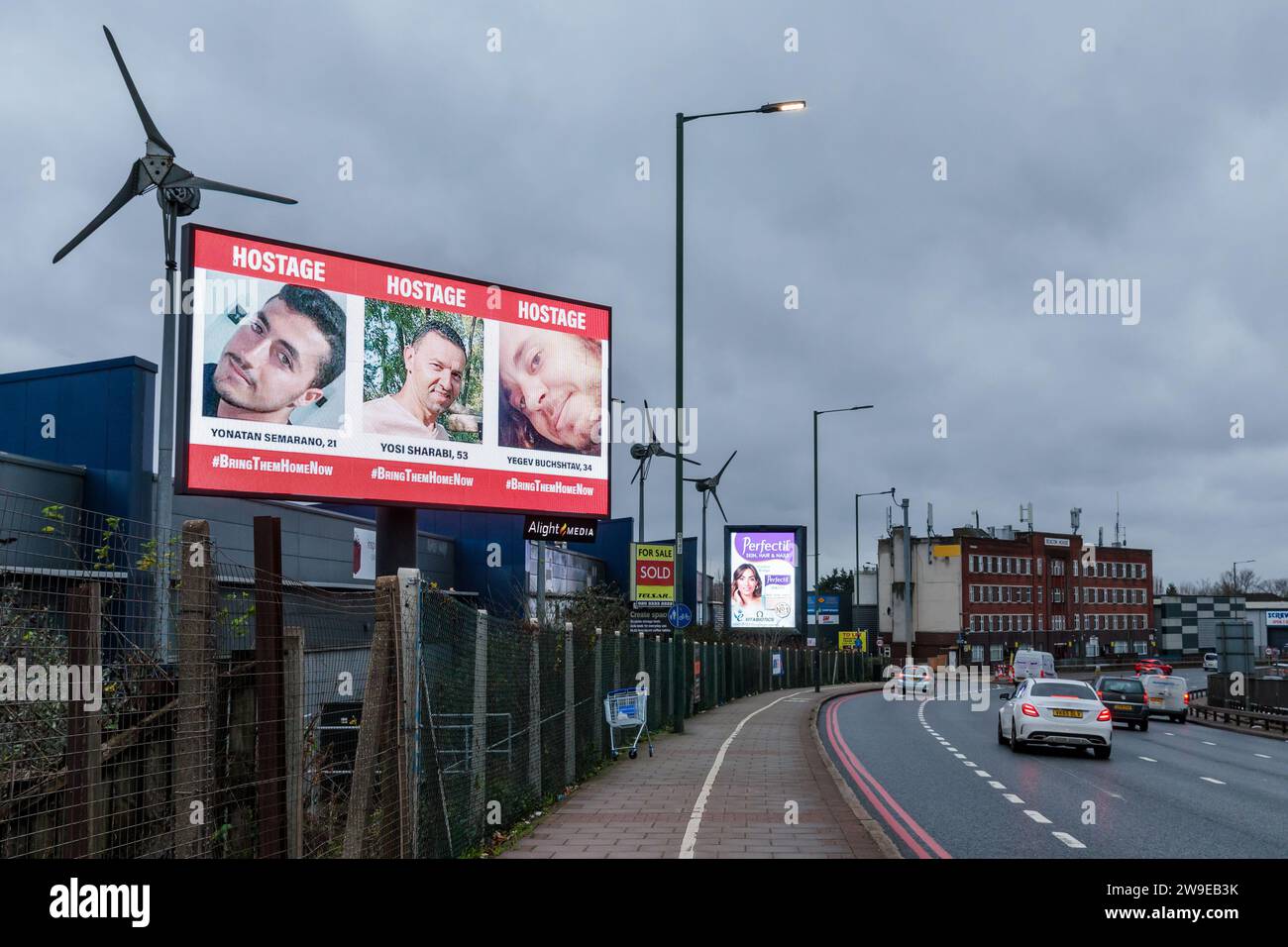 Propeller Park, 400 North Circular Road, 27 décembre 2023. Une campagne rotative de panneaux d'affichage numérique par le Forum des otages et des familles disparues au Royaume-Uni, affichant des photos de quelques-uns des civils israéliens enlevés pris par le Hamas le 7 octobre 2023. La campagne vise à garder le sort des hommes, des femmes et des enfants toujours retenus en otage à Gaza sous les yeux du public. Photo par Amanda Rose/Alamy Live News Banque D'Images Propeller Park, 400 North Circular Road, 27 décembre 2023. Une campagne rotative de panneaux d'affichage numérique par le Forum des otages et des familles disparues au Royaume-Uni, affichant des photos de quelques-uns des civils israéliens enlevés pris par le Hamas le 7 octobre 2023. La campagne vise à garder le sort des hommes, des femmes et des enfants toujours retenus en otage à Gaza sous les yeux du public. Photo par Amanda Rose/Alamy Live News Banque D'Images