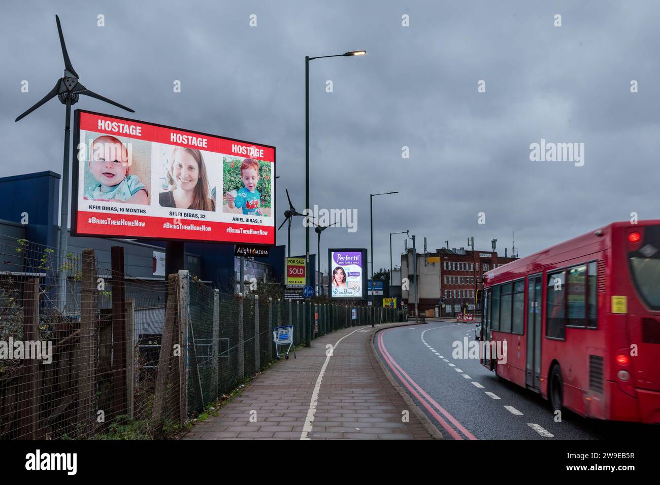 Propeller Park, 400 North Circular Road, 27 décembre 2023. Une campagne rotative de panneaux d'affichage numérique par le Forum des otages et des familles disparues au Royaume-Uni, affichant des photos de quelques-uns des civils israéliens enlevés pris par le Hamas le 7 octobre 2023. La campagne vise à garder le sort des hommes, des femmes et des enfants toujours retenus en otage à Gaza sous les yeux du public. Photo par Amanda Rose/Alamy Live News Banque D'Images Propeller Park, 400 North Circular Road, 27 décembre 2023. Une campagne rotative de panneaux d'affichage numérique par le Forum des otages et des familles disparues au Royaume-Uni, affichant des photos de quelques-uns des civils israéliens enlevés pris par le Hamas le 7 octobre 2023. La campagne vise à garder le sort des hommes, des femmes et des enfants toujours retenus en otage à Gaza sous les yeux du public. Photo par Amanda Rose/Alamy Live News Banque D'Images