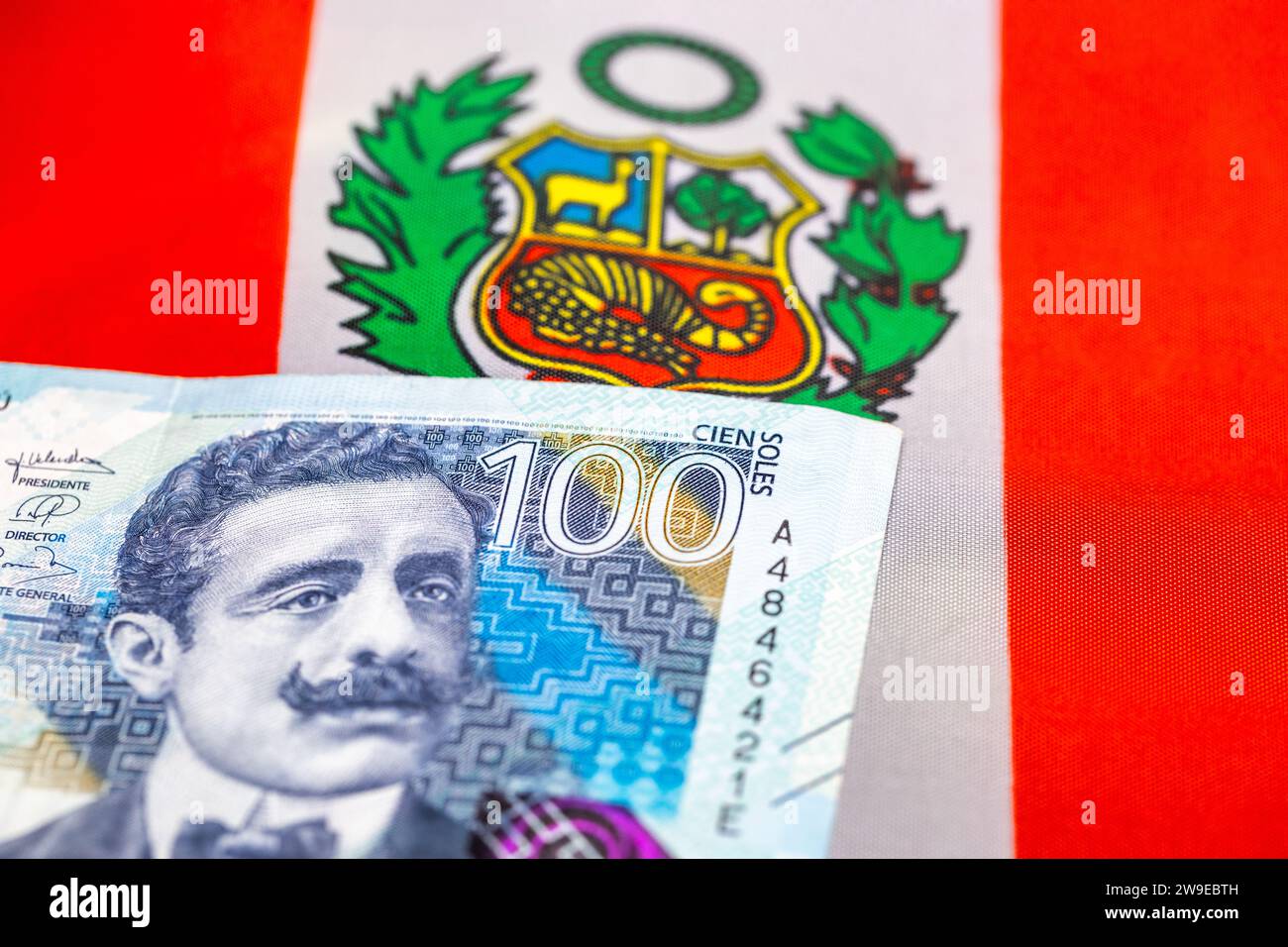 Drapeau péruvien et 100 billet de banque péruvien unique, concept économique et commercial, symbole de l'argent du Pérou Banque D'Images